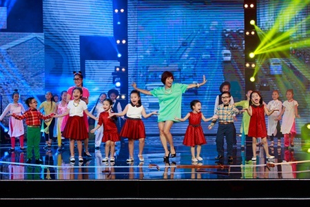 80 “chú Cuội” nhảy flash mob náo động sân khấu Đồ Rê Mí - 12 ... và phụ huynh của các
thí sinh khác.