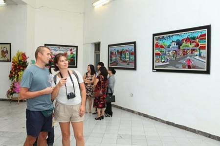 và khách du lịch nước ngoài đều bị thu hút bởi 