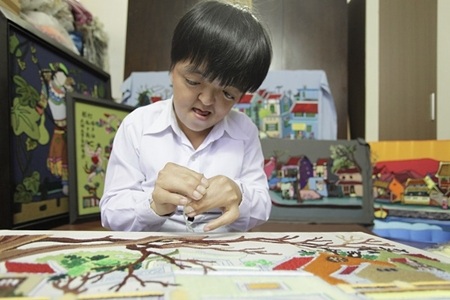 Em Thúy miệt mài bên tác phẩm thêu len Ô Quan Chưởng.