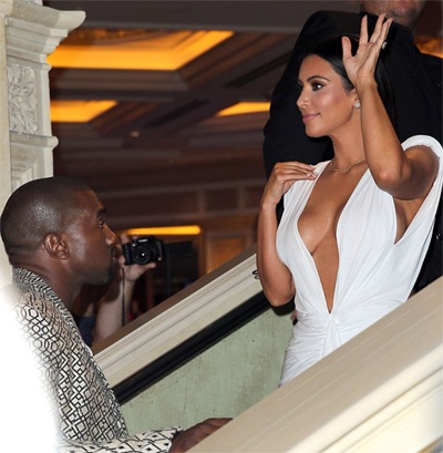 Kim Kardashian gợi cảm “hết cỡ” đón sinh nhật - 13 Chồng cô Kim - Rapper đình đám Kanye West hộ tống vợ dự tiệc.