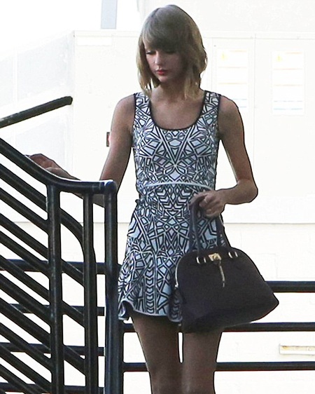 Taylor Swift khoe chân thon như người mẫu - 3 Taylor Swift