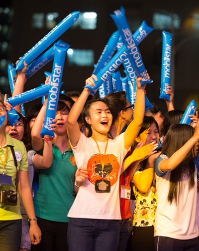 Uyên Linh, Trúc Nhân, Đoan Trang và DJ Wang bùng nổ tại gala sinh viên - 1 Tiết mục flashmob và màn trình diễn của DJ Wang Trần mở đầu không khí sôi động cho đêm diễn