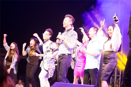 Uyên Linh, Trúc Nhân, Đoan Trang và DJ Wang bùng nổ tại gala sinh viên - 3 Tiết mục flashmob và màn trình diễn của DJ Wang Trần mở đầu không khí sôi động cho đêm diễn