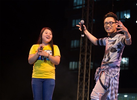 Uyên Linh, Trúc Nhân, Đoan Trang và DJ Wang bùng nổ tại gala sinh viên - 5 Tiết mục flashmob và màn trình diễn của DJ Wang Trần mở đầu không khí sôi động cho đêm diễn