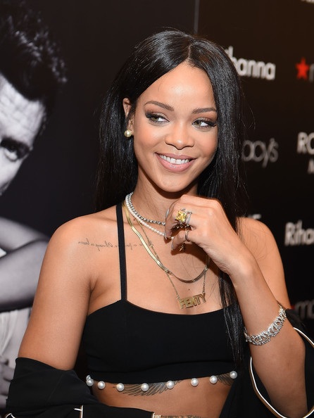 Rihanna diện váy gợi cảm khoe đường cong - 3 Rihanna