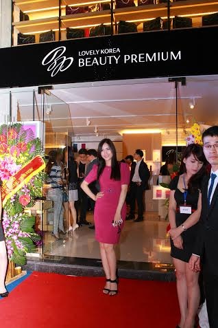 Vợ chồng Minh Tiệp đẹp đôi dự tiệc - 8 Đại diện bộ y tế cắt băng khai trương