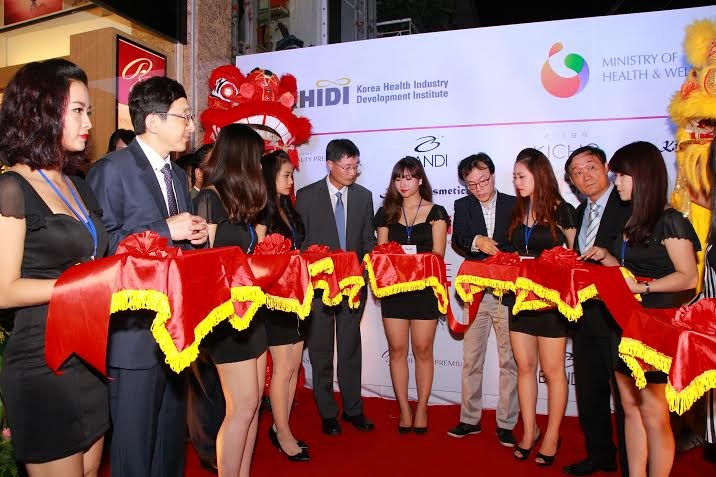 Vợ chồng Minh Tiệp đẹp đôi dự tiệc - 9 Đại diện bộ y tế cắt băng khai trương