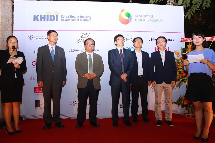 Vợ chồng Minh Tiệp đẹp đôi dự tiệc - 10 Đại diện bộ y tế Hàn Quốc lên phát biểu