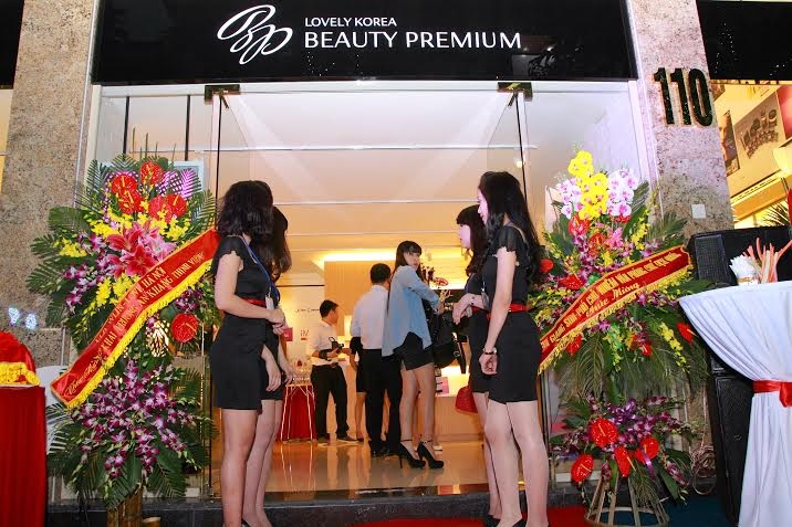 Vợ chồng Minh Tiệp đẹp đôi dự tiệc - 12 Cửa hàng được thiết kế sang trọng