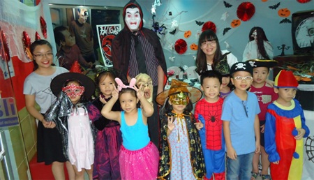 Bạn có dám bước chân vào nhà ma Halloween không? - 1 Thầy trò cùng nhau diện đồ hóa trang và lưu lại những khoảnh khắc sôi động tại nhà ma
