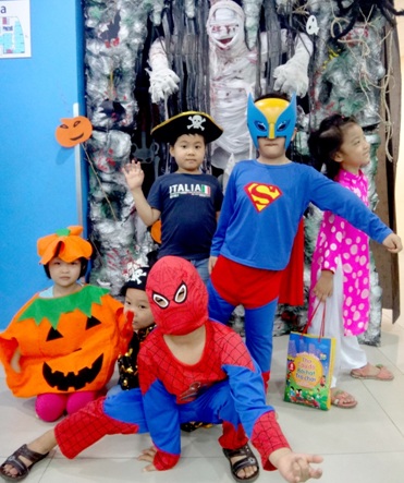 Bạn có dám bước chân vào nhà ma Halloween không? - 2 Thầy trò cùng nhau diện đồ hóa trang và lưu lại những khoảnh khắc sôi động tại nhà ma