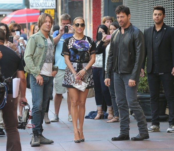 Jennifer Lopez sành điệu với áo hở bụng - 11 VN
