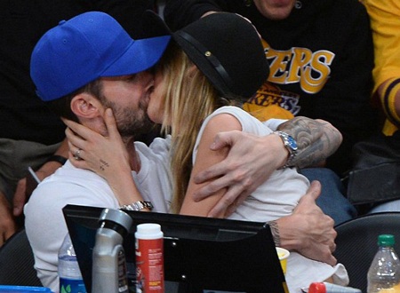 Ca sỹ điển trai hạnh phúc bên cô vợ siêu mẫu - 3 Adam Levine