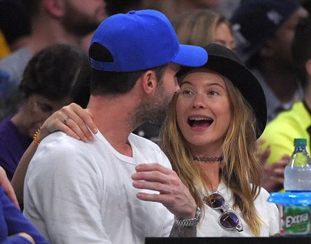 Ca sỹ điển trai hạnh phúc bên cô vợ siêu mẫu - 6 Adam Levine
