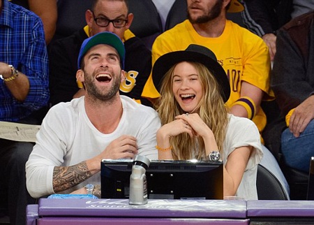 Ca sỹ điển trai hạnh phúc bên cô vợ siêu mẫu - 10 Adam Levine