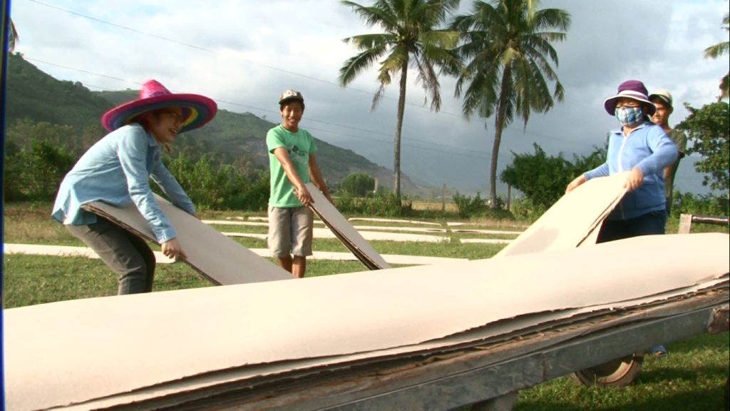 Quán quân “Học Viện Ngôi Sao 2014" Hòa Minzy bỏ phố đi rong - 2 Nữ ca sĩ tích cực tham gia lao động cùng người dân địa phương