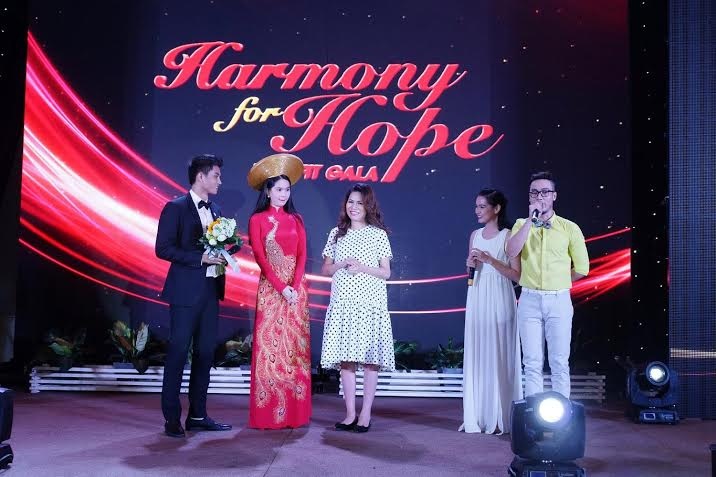 Hoa hậu Bùi Thị Hà và Ngọc Trinh trên sân khấu