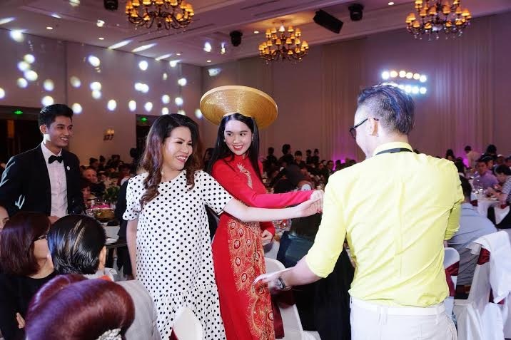 Hoa hậu Bùi Thị Hà chi 80 triệu ủng hộ quỹ giúp nạn nhân tệ nạn buôn người - 3 Chiếc áo dài do Ngọc Trinh trình diễn được hoa hậu mua với giá 80 triệu