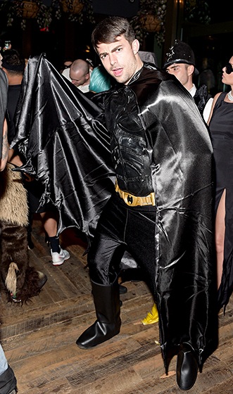 “Sao” hóa trang thế nào trong dịp Halloween năm nay? - 12 Jonathan Bennett