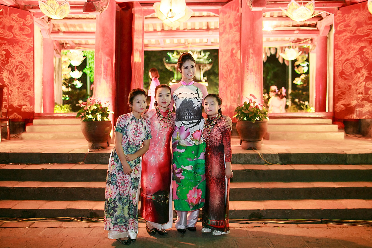 Áo dài Việt lộng lẫy, kiêu sa tại Văn Miếu - 1 Áo dài Việt lộng lẫy, kiêu sa tại Văn Miếu