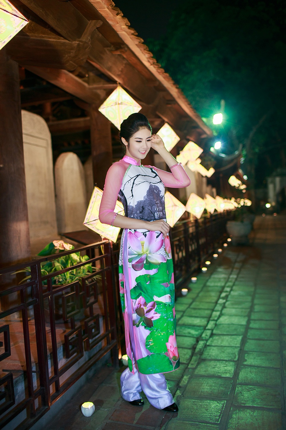 Áo dài Việt lộng lẫy, kiêu sa tại Văn Miếu - 2 Ngọc Hân duyên dáng trong hai vai trò MC và nhà thiết kế