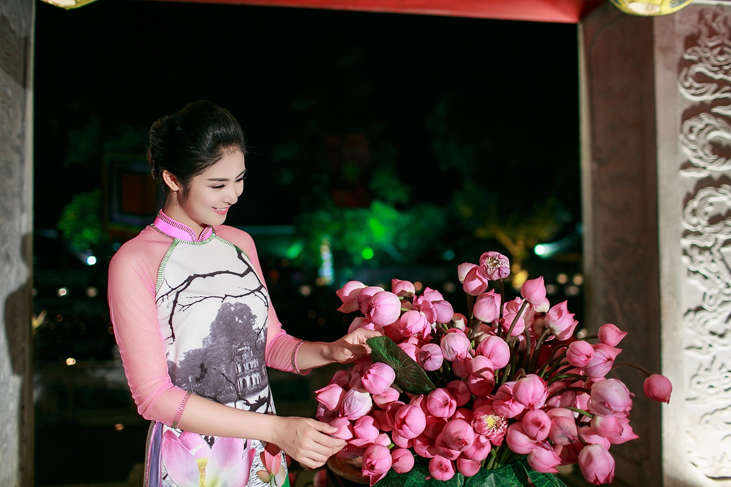 Áo dài Việt lộng lẫy, kiêu sa tại Văn Miếu - 3 Ngọc Hân duyên dáng trong hai vai trò MC và nhà thiết kế