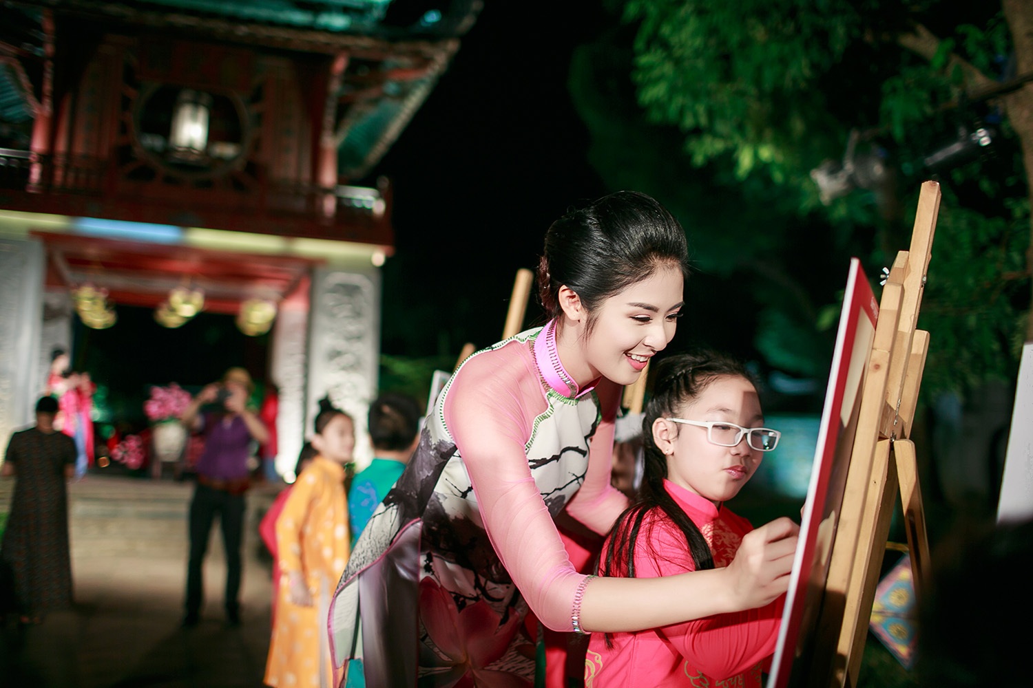 Áo dài Việt lộng lẫy, kiêu sa tại Văn Miếu - 4 Ngọc Hân hào hứng hướng dẫn và cùng các em nhỏ vẽ tranh trong không gian Văn Miếu quốc tử giám