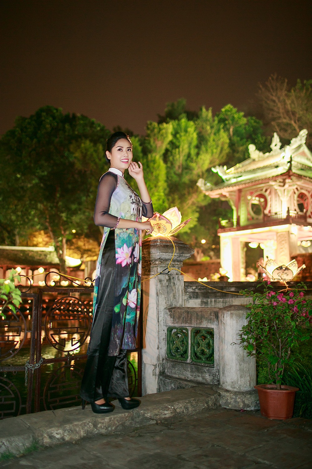 Áo dài Việt lộng lẫy, kiêu sa tại Văn Miếu - 6 Hoa hậu biển Nguyễn Thị Loan cũng tham gia trình diễn