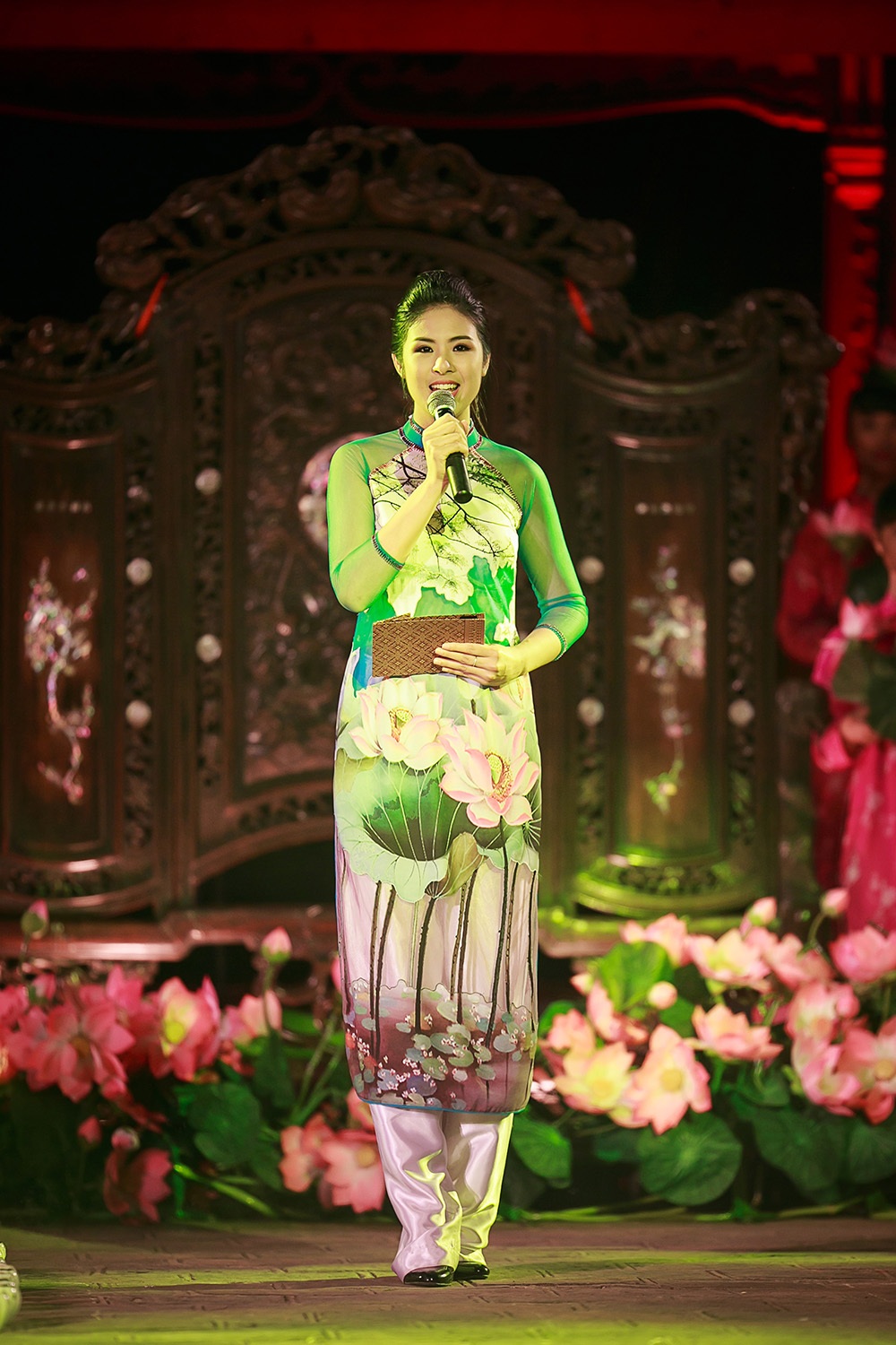 Áo dài Việt lộng lẫy, kiêu sa tại Văn Miếu - 7 Người mẫu Hồng Quế