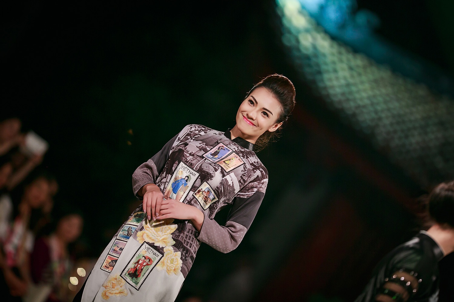 Áo dài Việt lộng lẫy, kiêu sa tại Văn Miếu - 8 Người mẫu Hồng Quế