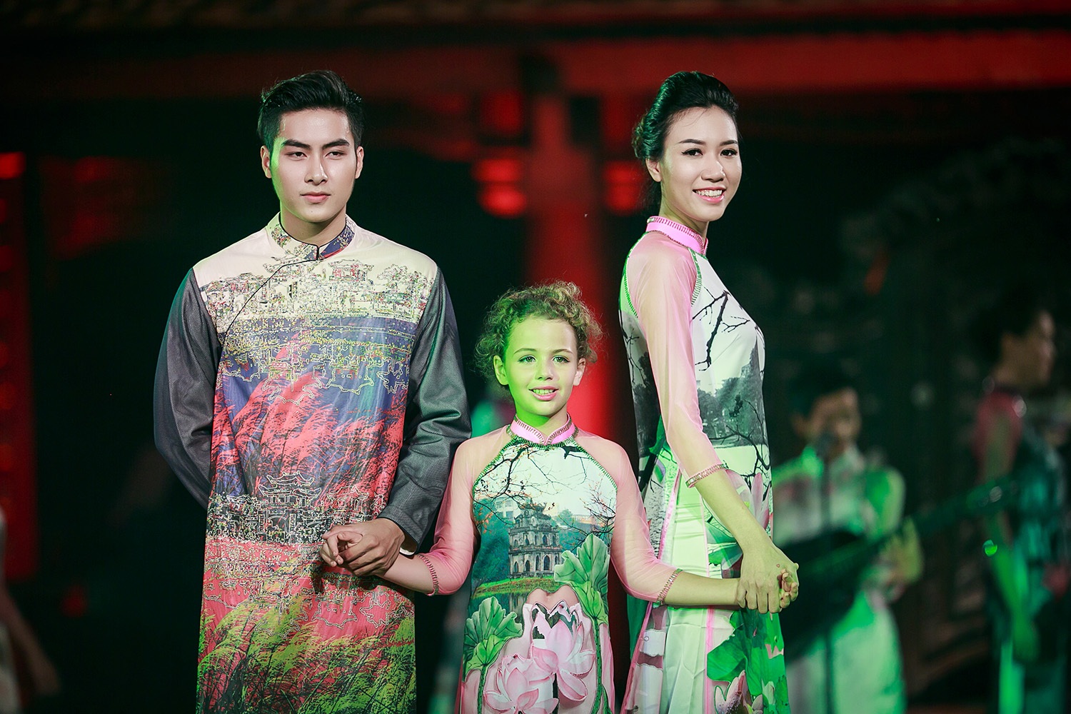 Áo dài Việt lộng lẫy, kiêu sa tại Văn Miếu - 11 Buổi trình diễn đã thành công tốt đẹp!