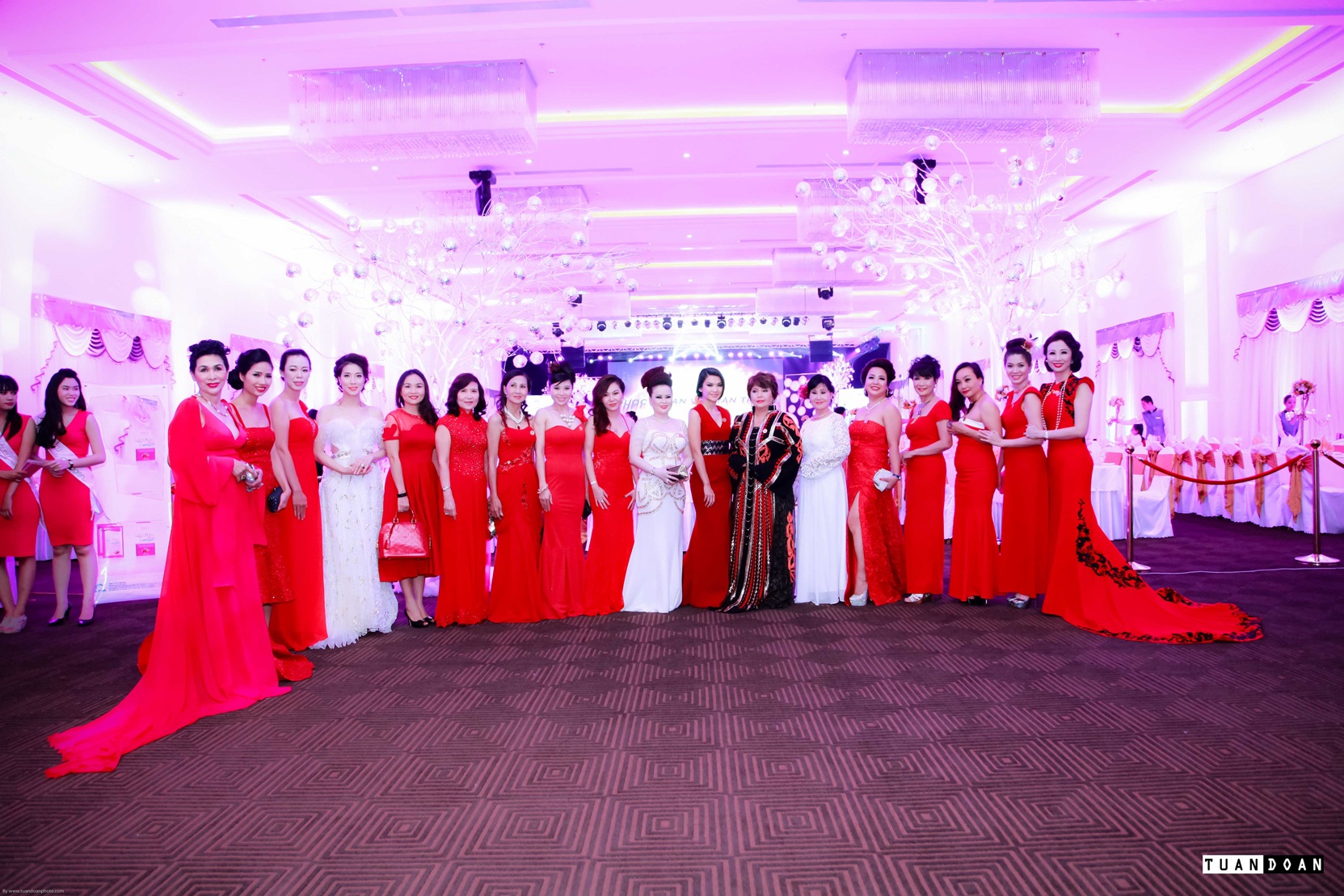 Thúy Nga lộng lẫy với đầm dạ hội đỏ - 2 Các nữ doanh nhân trong câu lạc bộ Wlin Love hai miền trong đêm quyền năng phái đẹp