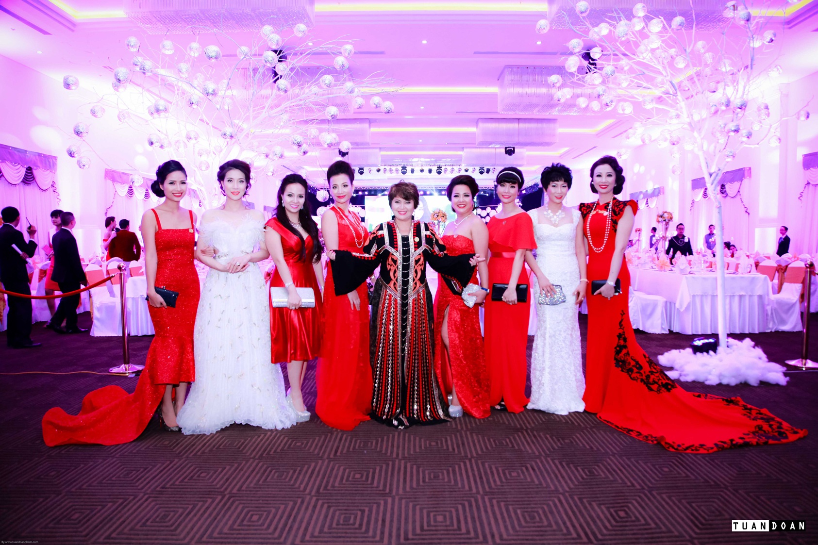 Thúy Nga lộng lẫy với đầm dạ hội đỏ - 3 Ms Lệ Hằng cùng các thành viên CLB Wlin Love Hà Nội