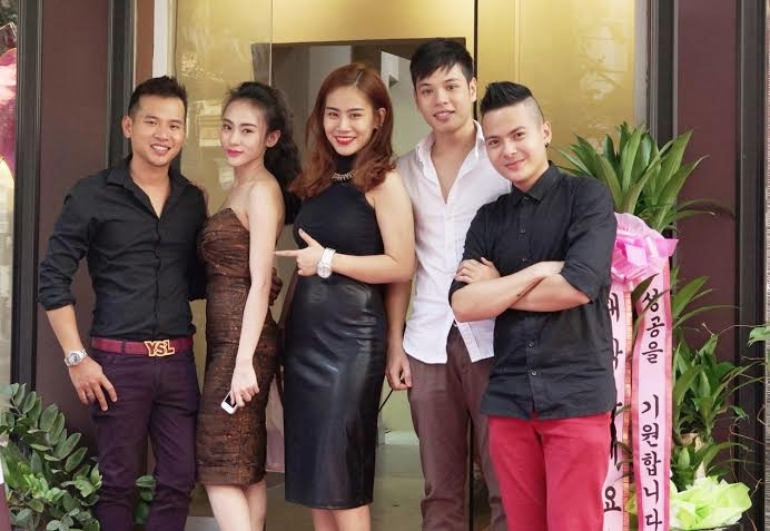 Huyền Lizzie xinh đẹp dự tiệc - 4 Hoàn Khang và Phát Nguyễn cũng có mặt chung vui chúc người em của mình.