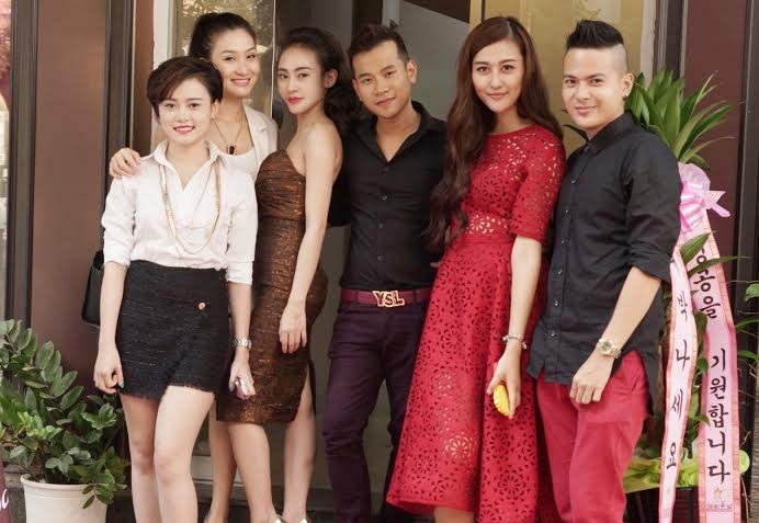 Huyền Lizzie xinh đẹp dự tiệc - 8 Em gái Hoàn Khang còn ít tuổi nhưng đã tự tin àm bà chủ