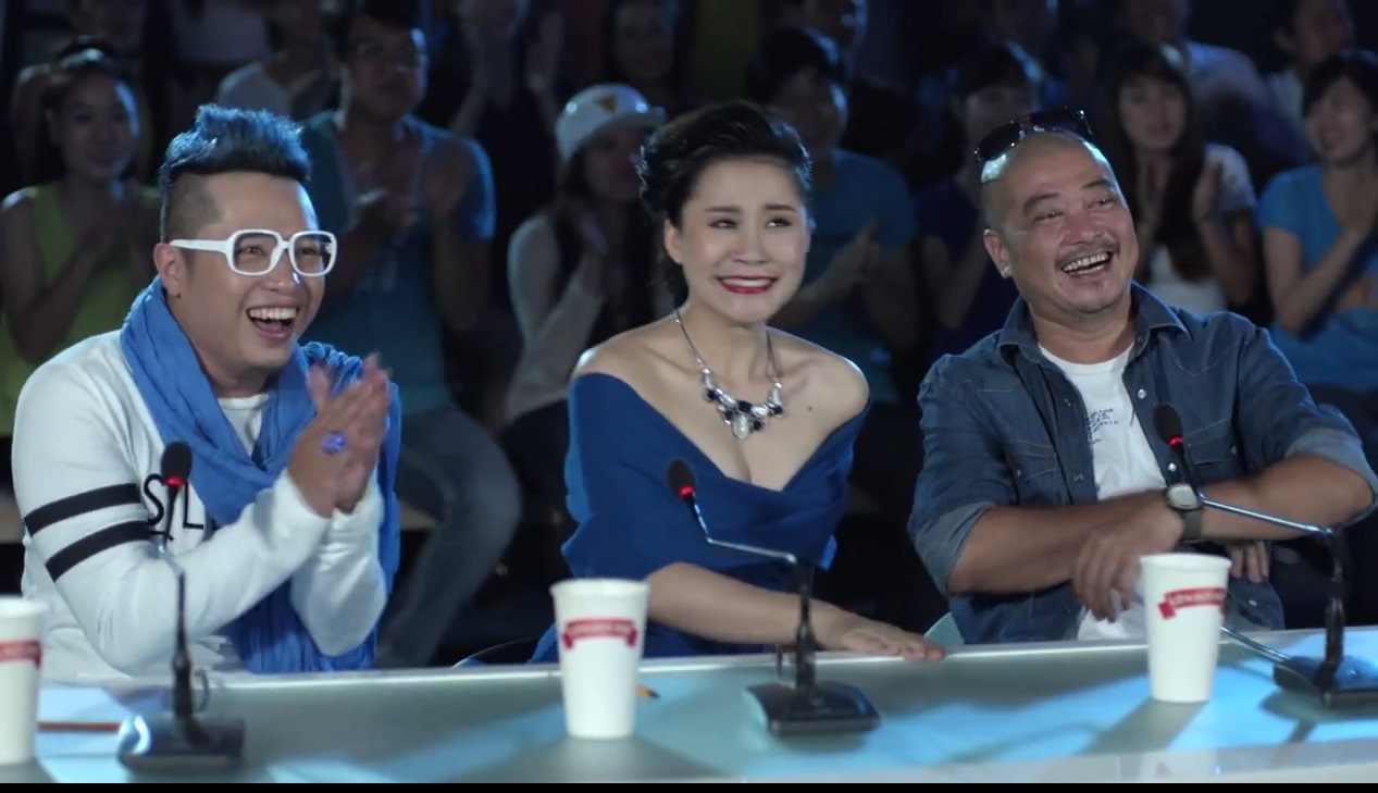 Ban giám khảo vui tính tỏ ra phấn khích, thích thú sau màn trình diễn của thí sinh Hồng Vui