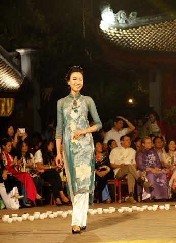 Vẻ kiêu sa trong tà áo dài Minh Hạnh - 2 Hoa sen cũng tượng trưng cho vẻ đẹp của người con gái Việt Nam