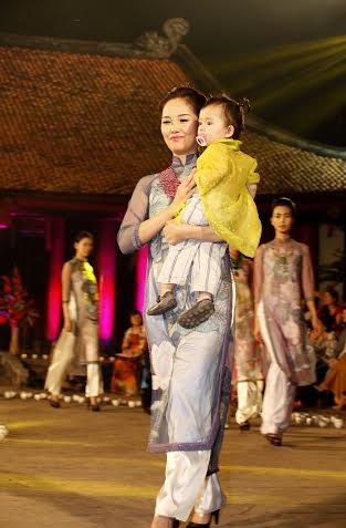 Vẻ kiêu sa trong tà áo dài Minh Hạnh - 3 Bộ sưu tập Minh Hạnh khép lại đêm diễn tuyệt vời và để lại ấn tượng sâu đậm trong lòng khán giả.