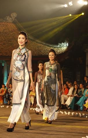 Vẻ kiêu sa trong tà áo dài Minh Hạnh - 6 Bộ sưu tập Minh Hạnh khép lại đêm diễn tuyệt vời và để lại ấn tượng sâu đậm trong lòng khán giả.
