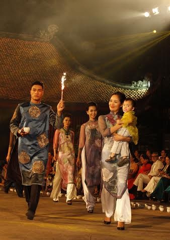 Vẻ kiêu sa trong tà áo dài Minh Hạnh - 8 Bộ sưu tập Minh Hạnh khép lại đêm diễn tuyệt vời và để lại ấn tượng sâu đậm trong lòng khán giả.