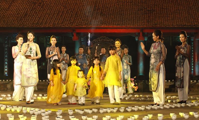 Vẻ kiêu sa trong tà áo dài Minh Hạnh - 10 Bộ sưu tập Minh Hạnh khép lại đêm diễn tuyệt vời và để lại ấn tượng sâu đậm trong lòng khán giả.