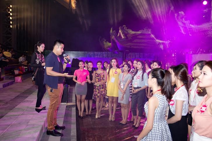 Diễn viên Minh Tiệp bận rộn huấn luyện cho thí sinh Hoa hậu - 5 Thùy Dương (áo đen) luôn hỗ trợ Minh Tiệp trong công việc.