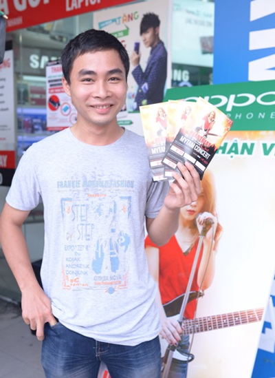 Các bạn Ofan vui mừng khi là một trong những người sở hữu tấm vé vào cổng quý giá