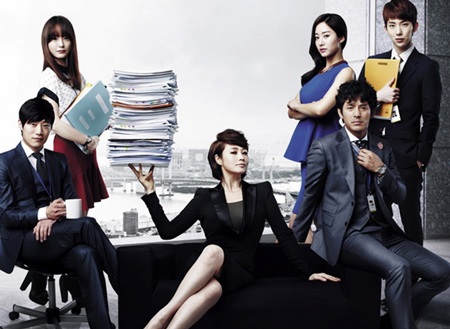 Ẩn sau tiếng cười vui nhộn, Cô nàng siêu đẳng chuyển tải nhiều bài học ý nghĩa về cuộc sống công sở