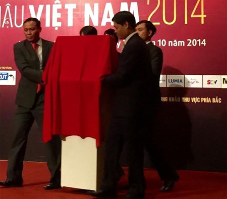 Cận cảnh Vương miện của hoa hậu Việt Nam 2014 - 2 Nhóm cận vệ trực tiếp đưa chiếc vương miện ra mắt công bố trước buổi họp báo