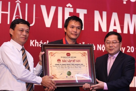 Cận cảnh Vương miện của hoa hậu Việt Nam 2014 - 6 Nhóm cận vệ trực tiếp đưa chiếc vương miện ra mắt công bố trước buổi họp báo
