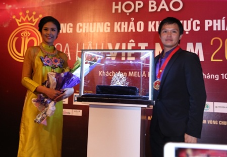 Cận cảnh Vương miện của hoa hậu Việt Nam 2014 - 7 Nhóm cận vệ trực tiếp đưa chiếc vương miện ra mắt công bố trước buổi họp báo