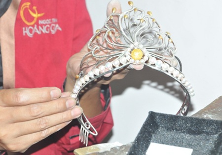 Cận cảnh Vương miện của hoa hậu Việt Nam 2014 - 5 Nhóm cận vệ trực tiếp đưa chiếc vương miện ra mắt công bố trước buổi họp báo