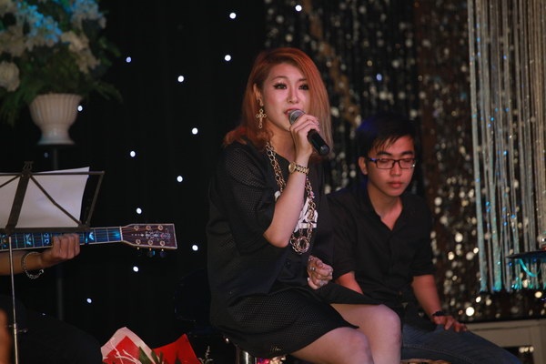 Thái Tuyết Trâm xinh đẹp trong đêm nhạc ngày 30/10 tại HN