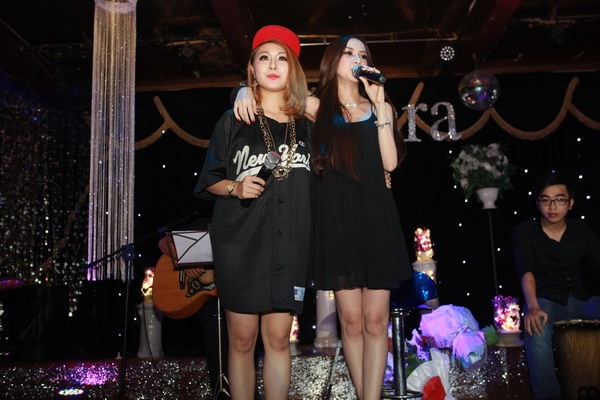 Thủy Tiên cũng gửi tặng tới khán giả 2 ca khúc là Lắng nghe tim em và Come back home